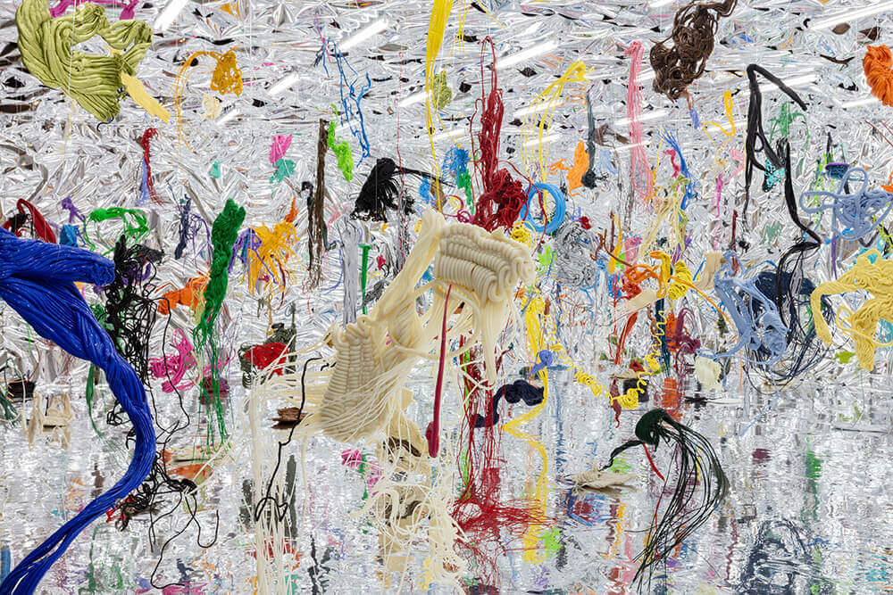 Daniel Knorr’un “Calligraphic Wig” yerleştirmesi&nbsp;OMM’da